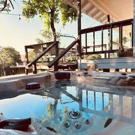 Jet Skis, Lake View, Sleeps 8, Hottub, Firepit, Pet Friendly!